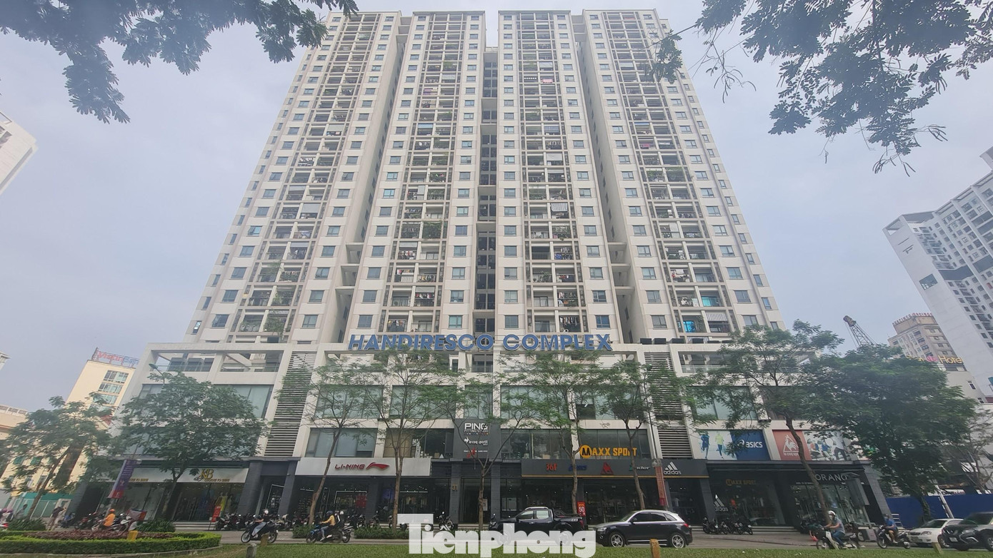 Chủ đầu tư dự án Khu hỗn hợp văn phòng cho thuê - nhà ở tại ô đất 3.10-NO trên đường Lê Văn Lương (tên thương mại Handiresco) xây sai phép tùm lum. Chủ đầu tư dự án Khu hỗn hợp văn phòng cho thuê - nhà ở tại ô đất 3.10-NO trên đường Lê Văn Lương (tên thương mại Handiresco) xây sai phép tùm lum.