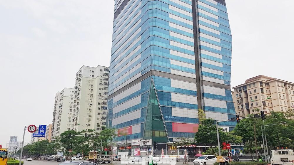 &quot;Việc điều chỉnh sai quy định dẫn đến tình trạng tăng dân số, chỉ tiêu quy hoạch không đảm bảo Quy chuẩn xây dựng Việt Nam (QCXDVN) đối với từng dự án, từng ô quy hoạch, từng khu quy hoạch và đô thị, thiếu đất giáo dục, trường học, thiếu diện tích cây xanh, các công trình phục vụ không đảm bảo bán kính phục vụ&quot;, Thanh tra Bộ Xây dựng nêu rõ.