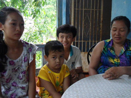 Tấn Bảo cùng mẹ và anh, chị