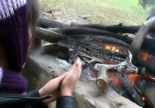 Không nên hơ tay chân lên bếp lửa,quạt sưởi