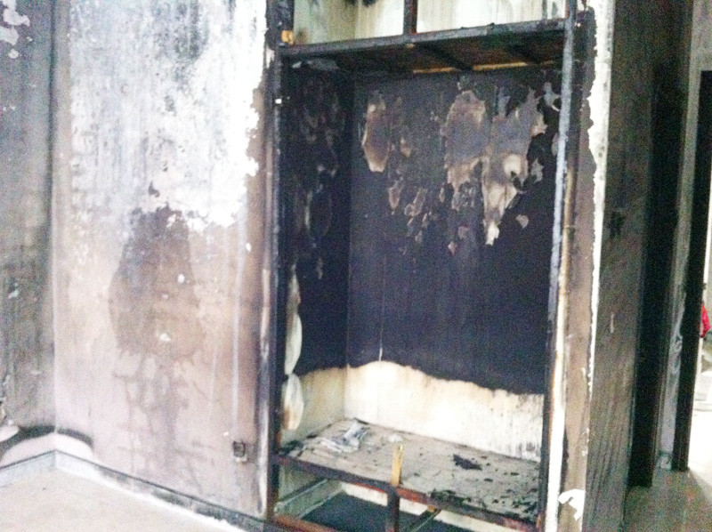 Chiếc tủ áo quần cháy rụi. Ảnh L.N