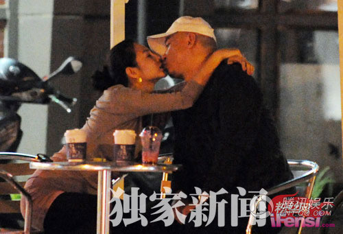 Trương Vũ Kỳ tình tứ với chồng giữa phố