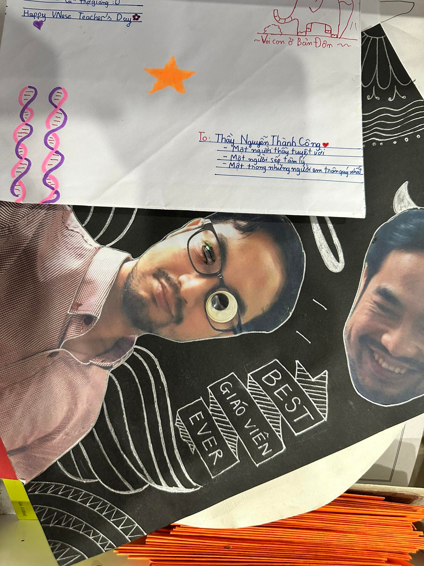 Nhiều học sinh gửi tặng giáo viên của mình món quà "độc, lạ" trong ngày nhà giáo Việt Nam 20/11 Nhiều học sinh gửi tặng giáo viên của mình món quà "độc, lạ" trong ngày nhà giáo Việt Nam 20/11