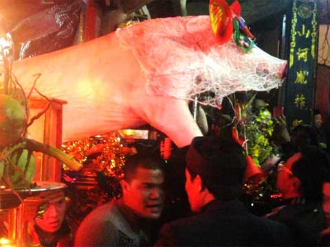 Khi đến đình, bàn độc của các xóm được xếp dọc hai bên sân đình ngoài và sân đình trong, riêng lễ lợn được khiêng vào đại đình và hậu cung để các cụ bô lão làm lễ