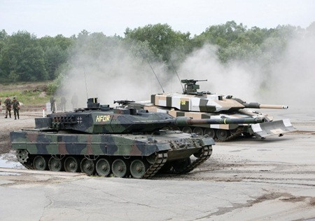 “Leopard 2A6” (trái) và “Leopard 2 PSO” cũng đã tìm được bạn hàng Qatar và Indonesia và Saudi Arabia