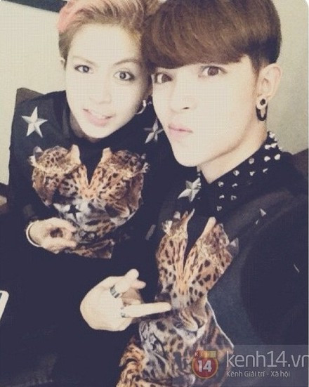 Chiếc áo này đã được Gil Lê mặc nhiều lần. Bài viết: http://news.zing.vn/Lo-anh-chup-nu-hon-dong-gioi-cua-Chi-Pu-va-Gil-Le-post357332.html#home_cate.tinmoi Nguồn Zing News 