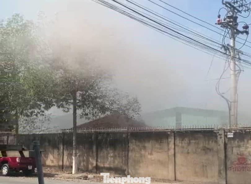 Khói phát ra từ công ty sản xuất gạch Khói phát ra từ công ty sản xuất gạch