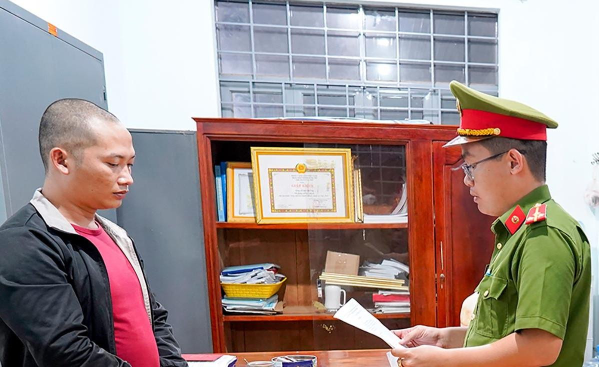 Trần Thanh Tú (SN 1999, bìa trái) bị bắt tạm giam 3 tháng về hành vi bạo hành bé gái 7 tuổi Trần Thanh Tú (SN 1999, bìa trái) bị bắt tạm giam 3 tháng về hành vi bạo hành bé gái 7 tuổi