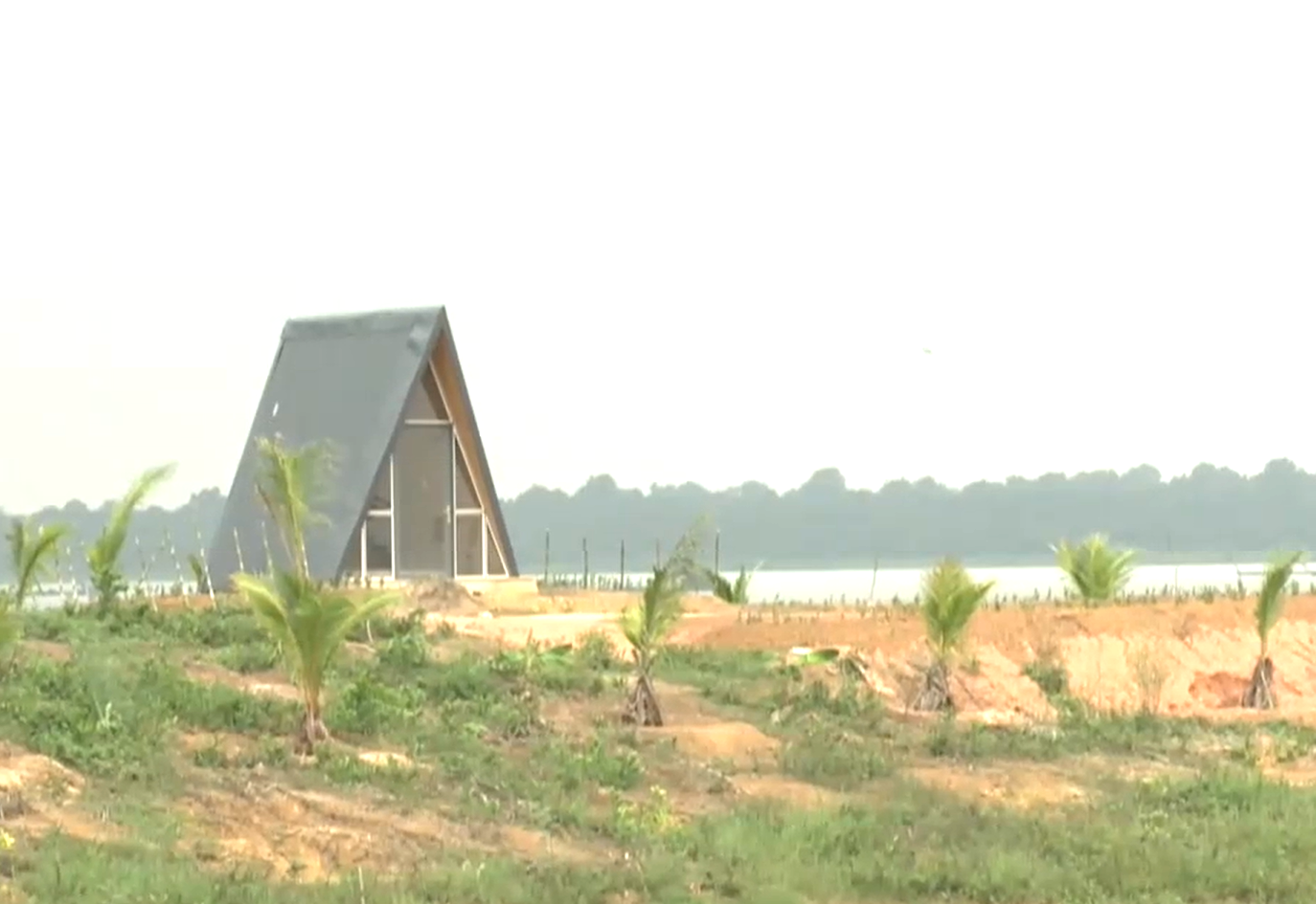 Các hộ dân cho biết, việc san lấp là để thuận lợi trong quá trình nuôi tôm ven hồ Dầu Tiếng không phải công trình du lịch