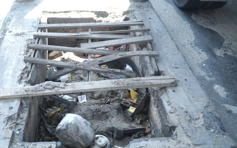 Trạm thu phí quốc lộ 1K bỏ hoang đã xuống cấp gây nguy hiểm cho các phương tiện Trạm thu phí quốc lộ 1K bỏ hoang đã xuống cấp gây nguy hiểm cho các phương tiện