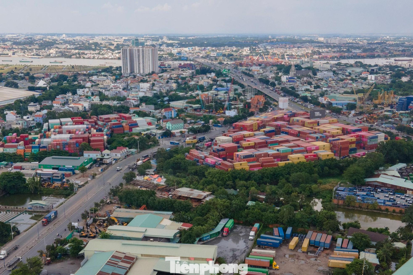 Bình Dương là tỉnh phát triển công nghiệp bậc nhất cả nước nhưng hàng hóa chủ yếu vận chuyển bằng đường bộ nên thường gây ùn tắc giao thông. Ảnh: Phạm Nguyễn