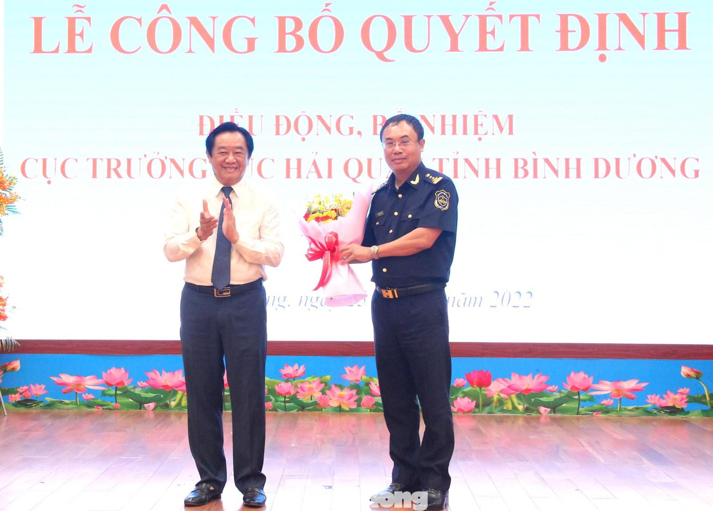 Phó Bí thư Thường trực Tỉnh ủy Bình Dương Nguyễn Hoàng Thao (bìa trái) tặng hoa chúc mừng tân Cục trưởng Cục Hải quan Bình Dương Phó Bí thư Thường trực Tỉnh ủy Bình Dương Nguyễn Hoàng Thao (bìa trái) tặng hoa chúc mừng tân Cục trưởng Cục Hải quan Bình Dương