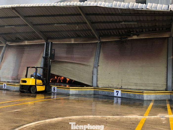 Nhân viên công ty phá cửa để lực lượng chức năng chữa cháy