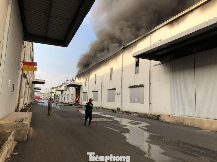 Đám cháy nhanh chóng lan rộng quanh nhà xưởng