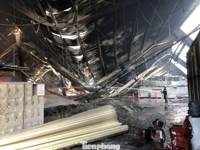 Nhà xưởng đổ sập