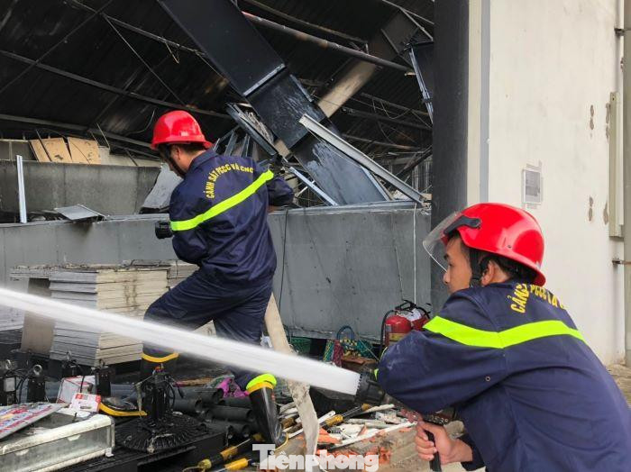 Chiến sĩ phòng cháy chữa cháy nỗ lực tiếp cận bên trong nhà xưởng đang cháy rực