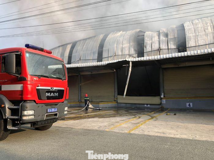 Lực lượng chức năng được bố trí xung quanh hiện trường đám cháy