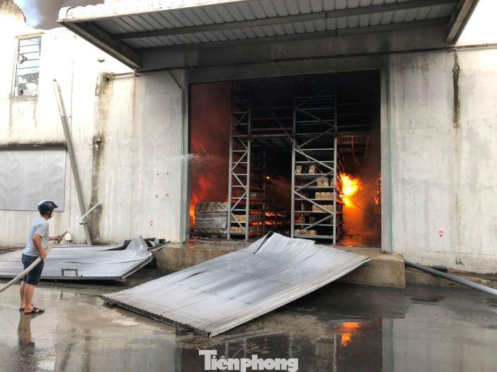 Người dân hỗ trợ lực lượng chức năng dập lửa