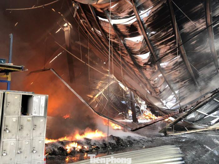 Lửa thiêu rụi toàn bộ tài sản bên trong nhà xưởng