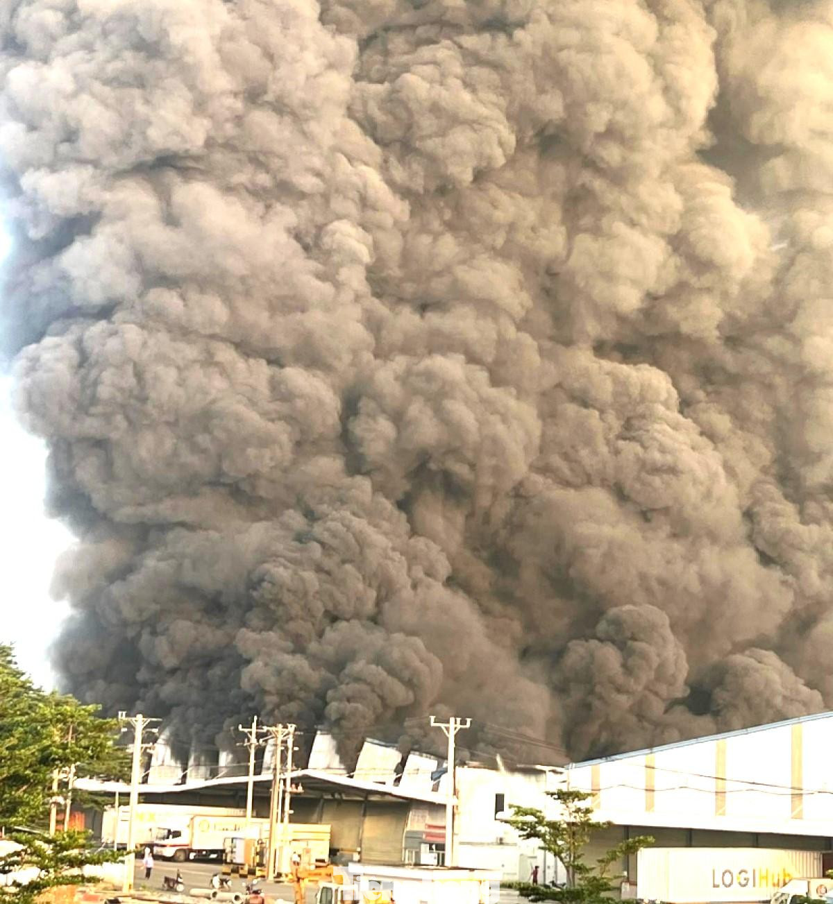 Cột khói cao hàng chục mét, đứng từ xa vẫn nhìn thấy đám cháy