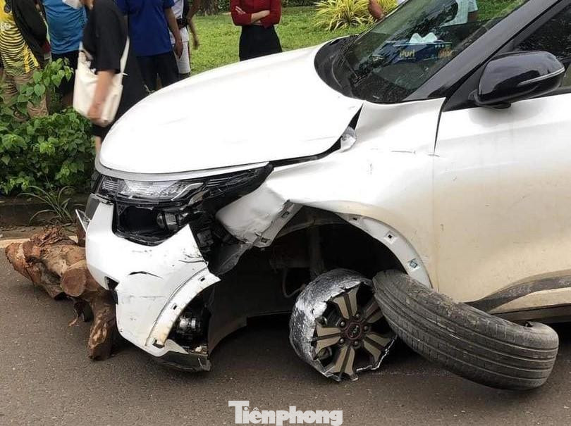 Chiếc xe văng lốp nhưng tài xế vẫn điều khiển bỏ chạy Chiếc xe văng lốp nhưng tài xế vẫn điều khiển bỏ chạy