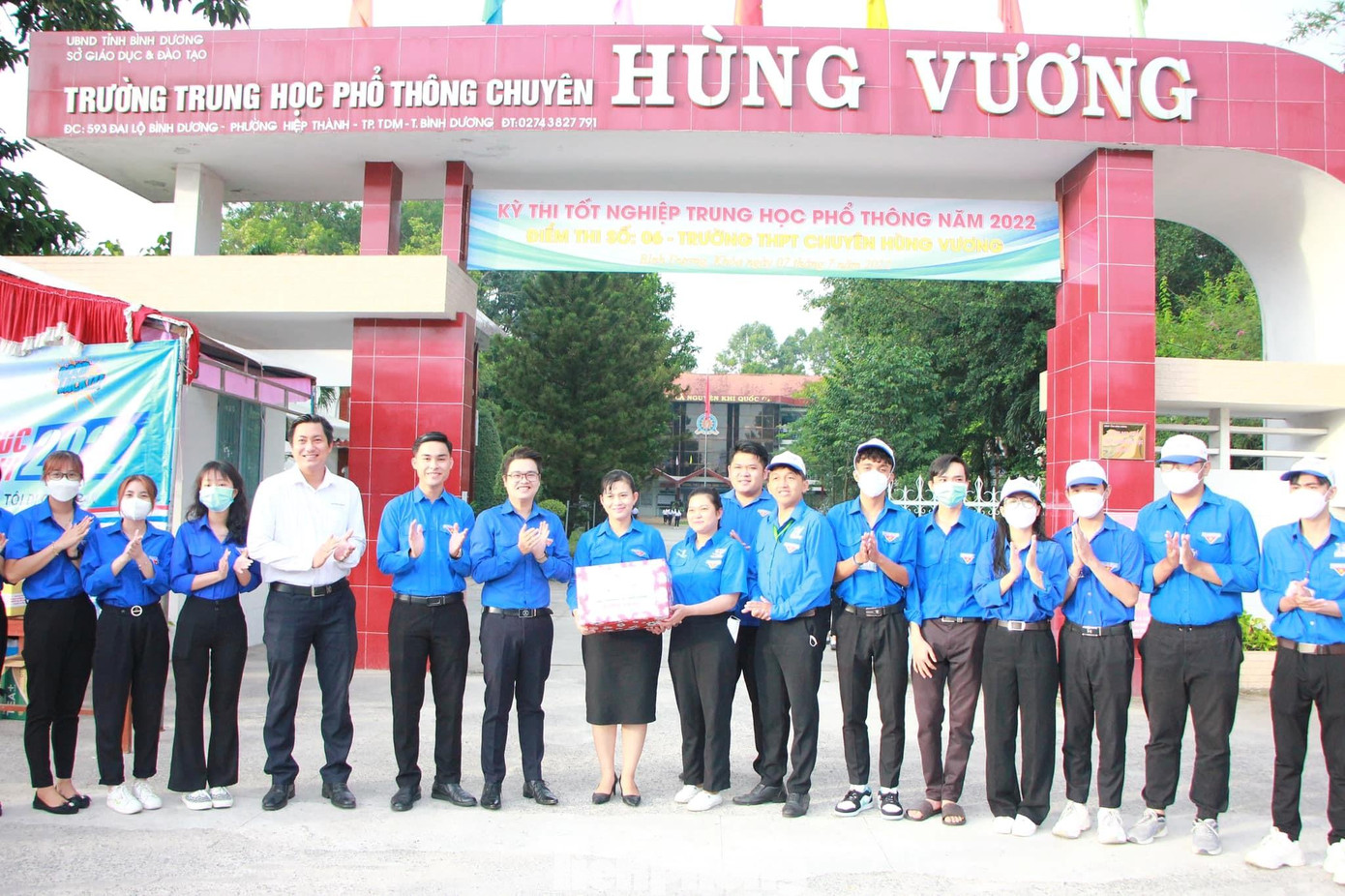 Tất cả các huyện, thị xã, thành phố trên địa bàn tỉnh Bình Dương đã chủ động lên phương án, hỗ trợ thí sinh có hoàn cảnh khó khăn như: thăm hỏi, trao tặng học bổng, giới thiệu chỗ ăn, nghỉ miễn phí; đưa, đón, hỗ trợ thí sinh di chuyển đến các địa điểm thi. Hơn 10.000 sinh viên, thanh niên tình nguyện tham gia chương trình Tiếp sức mùa thi hỗ trợ thí sinh tại 26 điểm thi ở tỉnh Bình Dương.