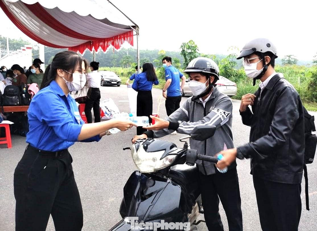 Chị Trần Thị Diễm Trinh, Phó Bí thư Tỉnh Đoàn, Chủ tịch Hội Sinh viên tỉnh Bình Dương, cho biết ngay từ đầu tháng 6, đơn vị đã thành lập các đội hình đoàn viên, thanh niên, sinh viên tình nguyện tập huấn cho các bạn có đủ kỹ năng, kiến thức để hỗ trợ thí sinh trong kỳ thi tốt nghiệp THPT năm 2022 một cách tận tình, chu đáo nhất.