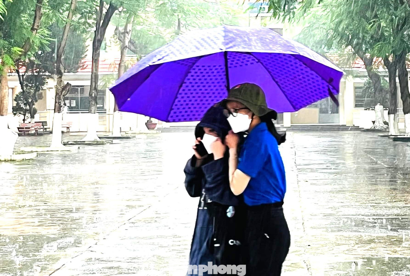 Thí sinh dự thi tốt nghiệp THPT năm 2022 bắt đầu với bài thi Ngữ văn. Đây là bài thi tự luận duy nhất trong kỳ thi, thời gian làm bài là 120 phút. Thời gian làm bài được tính từ 7h35 phút. Chiều cùng ngày, các thí sinh sẽ thi môn Toán với thời gian làm bài 90 phút. Trong kỳ thi tốt nghiệp THPT năm 2022, Bình Dương thuộc hội đồng thi 44 với 26 điểm thi chính thức, 2 điểm thi dự phòng với 12.842 thí sinh đăng kí dự thi. Trong kỳ thi năm nay, Bình Dương huy động hơn 1.400 cán bộ coi thi; 273 cán bộ giám sát và trên 300 người là lực lượng công an, trật tự viên, phục vụ.