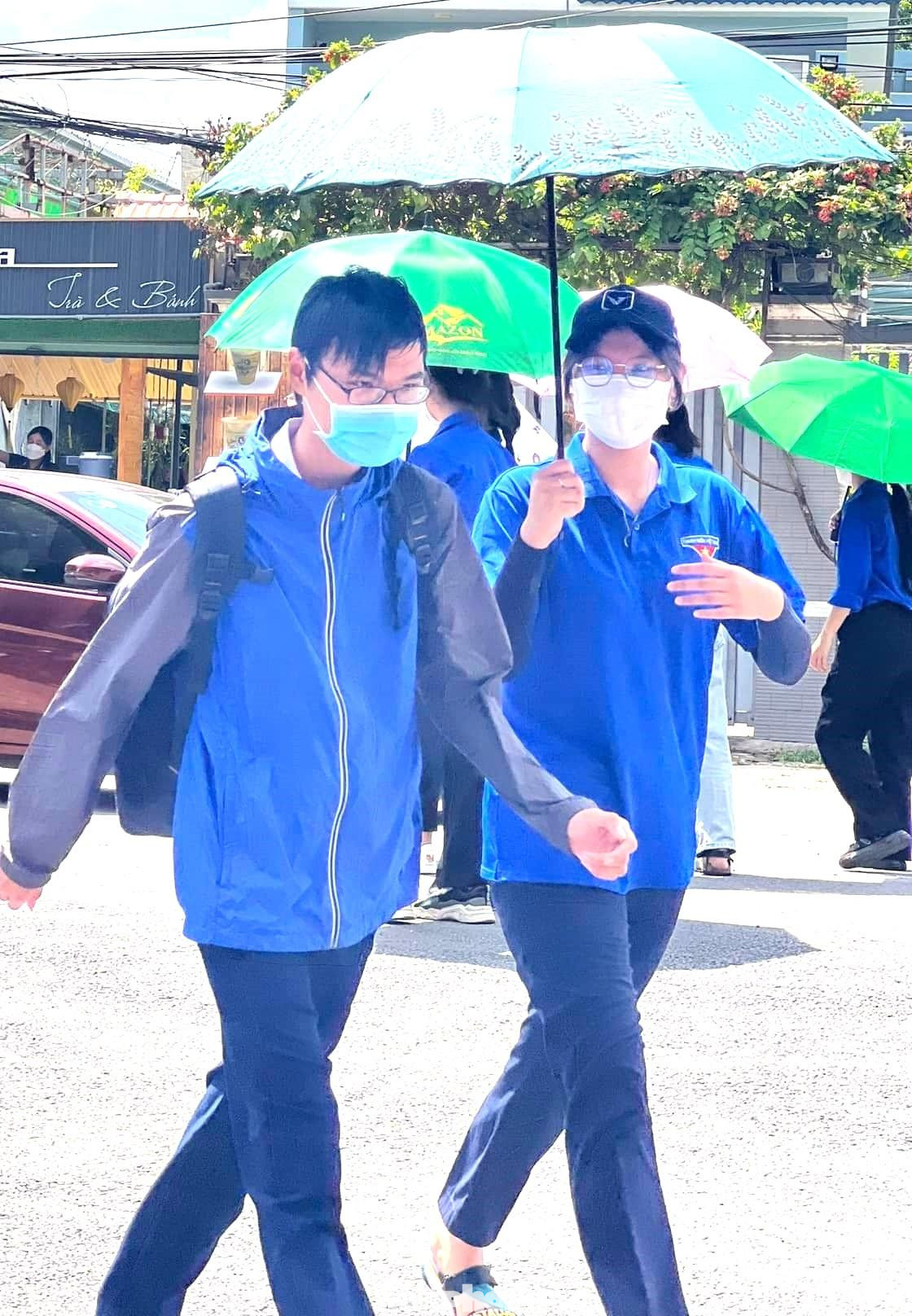 Các bạn tình nguyện viên không ngại khó khăn, chấp nhận “chịu trận” mưa, nắng để che ô cho các thí sinh, để lại dấu ấn tốt đẹp trong lòng phụ huynh học sinh.