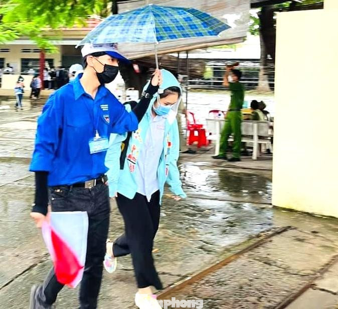 Tại mỗi điểm thi, các tình nguyện viên phát nước uống, điều tiết giao thông đảm bảo thí sinh đến kịp thời gian với tâm lý thoải mái nhất.