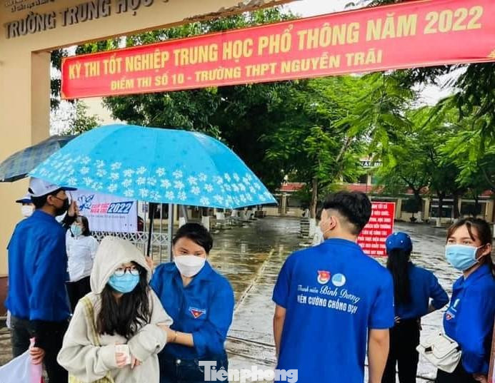 Sáng nay, trên địa bàn tỉnh Bình Dương thời tiết có nơi trời đổ mưa, trong khi các điểm khác nắng nóng.