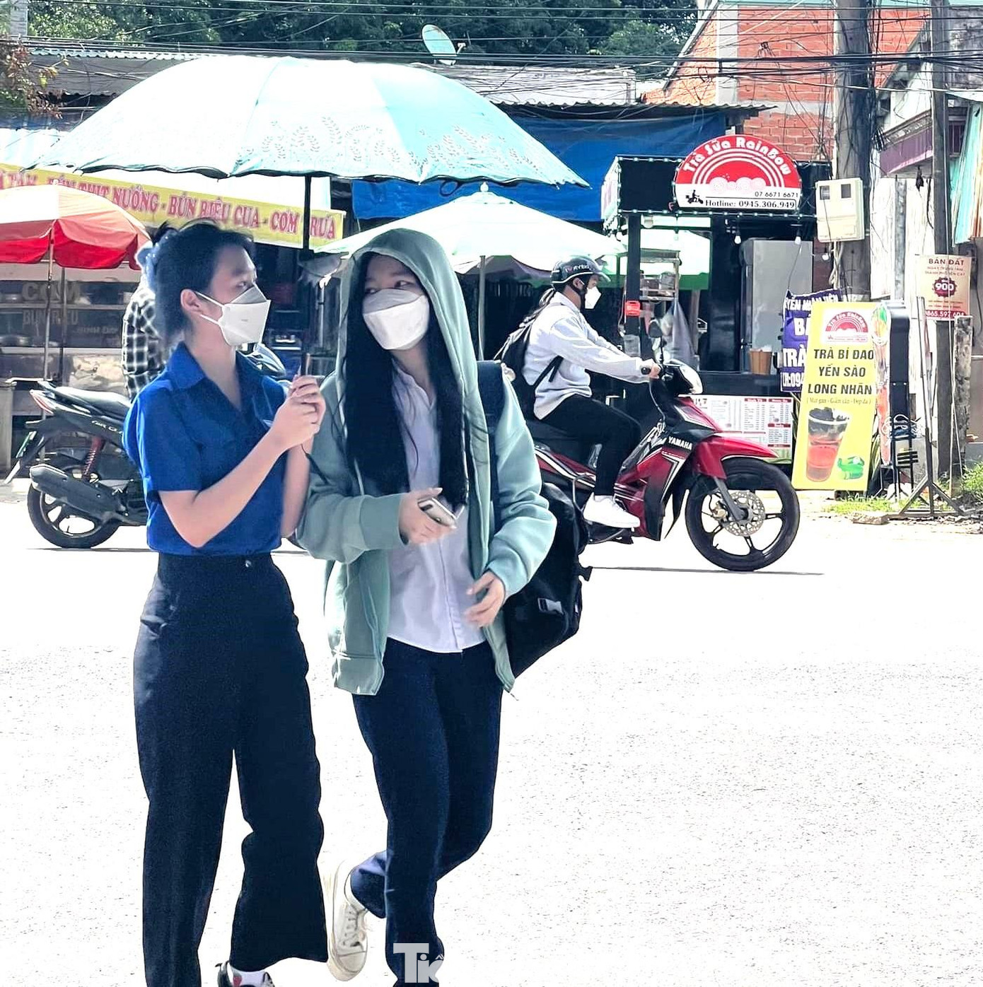 Ngoài ra, các cấp Đoàn trên địa bàn tỉnh Bình Dương đã huy động hàng nghìn tình nguyện viên hỗ trợ thí sinh tại 26 điểm thi.