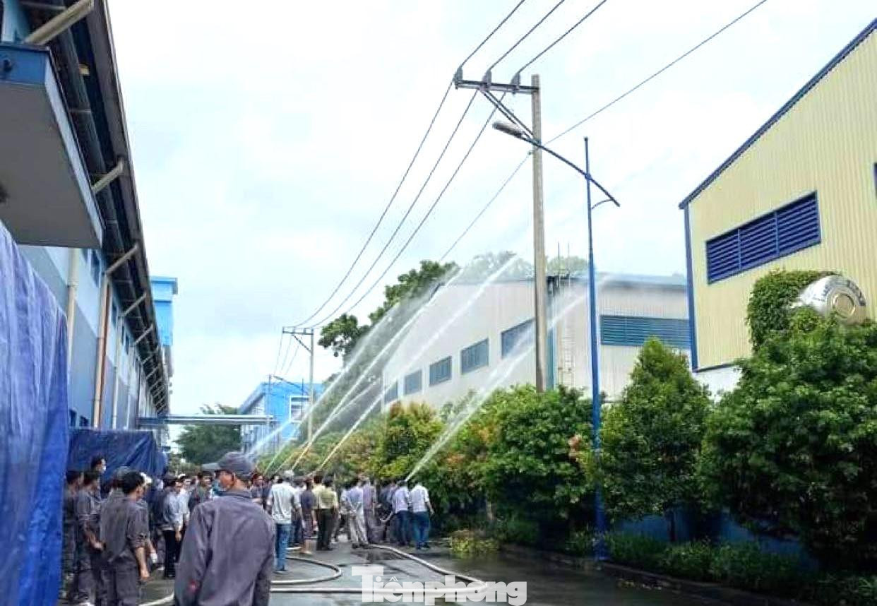 Công nhân ở một công ty gần hiện trường nỗ lực tưới nước làm mát tránh lửa cháy lan Công nhân ở một công ty gần hiện trường nỗ lực tưới nước làm mát tránh lửa cháy lan