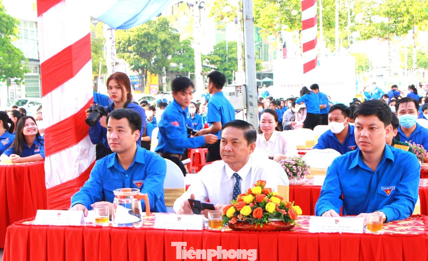 Bí thư Ban Chấp hành Trung ương Đoàn Ngô Văn Cương (trái) dự ngày hội Chiến sĩ tình nguyện vì văn minh đô thị tại Bình Dương