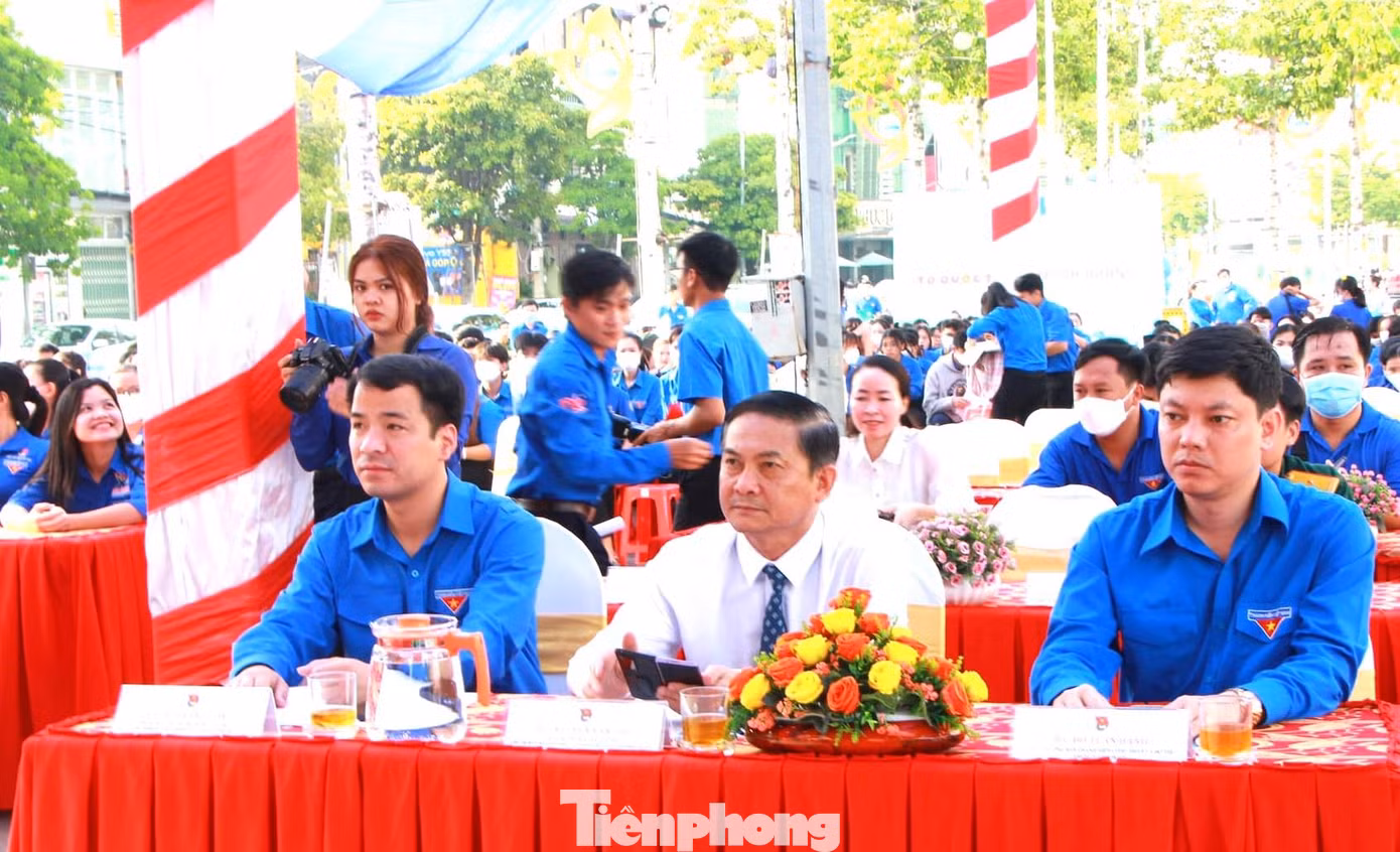 Bí thư Ban Chấp hành Trung ương Đoàn Ngô Văn Cương (trái) dự ngày hội Chiến sĩ tình nguyện vì văn minh đô thị tại Bình Dương Bí thư Ban Chấp hành Trung ương Đoàn Ngô Văn Cương (trái) dự ngày hội Chiến sĩ tình nguyện vì văn minh đô thị tại Bình Dương