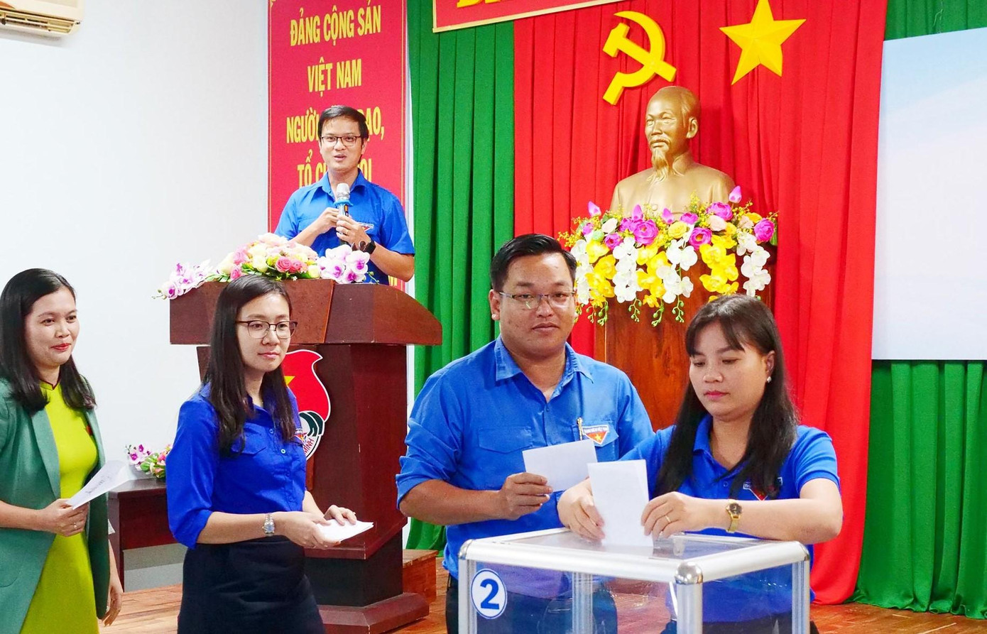 Các đại biểu tham gia bỏ phiếu Các đại biểu tham gia bỏ phiếu