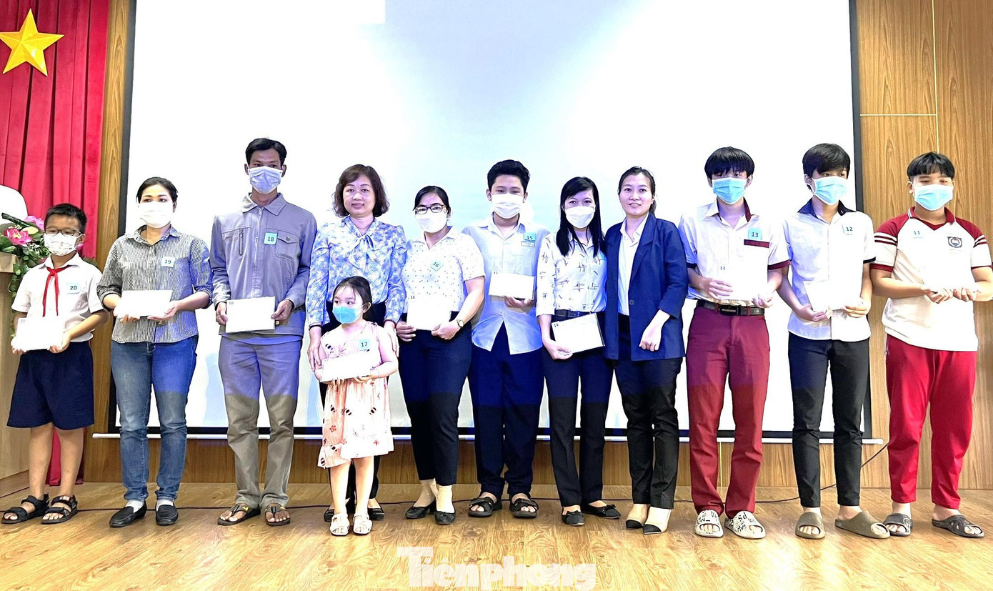 Trẻ em và người giám hộ nhận sổ tiết kiệm