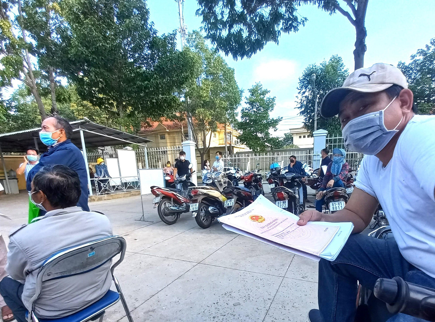 Người dân ở Bình Dương đi công chứng chuyển nhượng đất