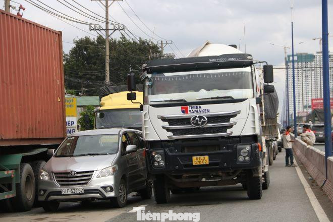 Các tuyến đường chính ở Bình Dương thường xuyên ùn tắc giờ cao điểm