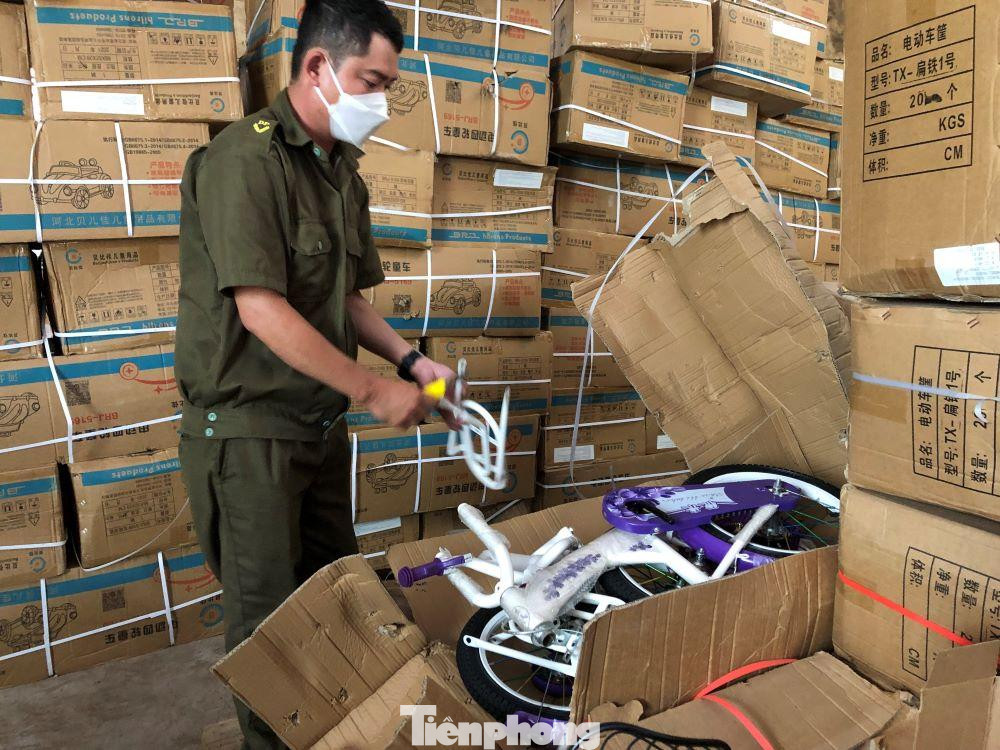 Xe đạp giả nhãn mác được đóng gói để chuẩn bị đưa đi tiêu thụ.