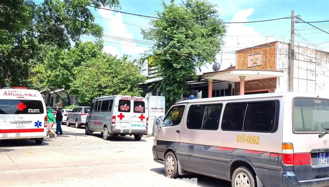 Lần lượt 6 xe cứu thương đã di chuyển 6 nạn nhân về nhà xác bệnh viện