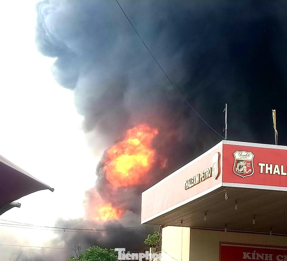 Hiện trường vụ cháy nằm sau lưng cây xăng Hiện trường vụ cháy nằm sau lưng cây xăng