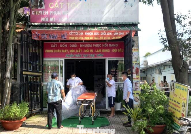 Thi thể các nạn nhân được đưa đến nhà xác để phục vụ công tác khám nghiệm