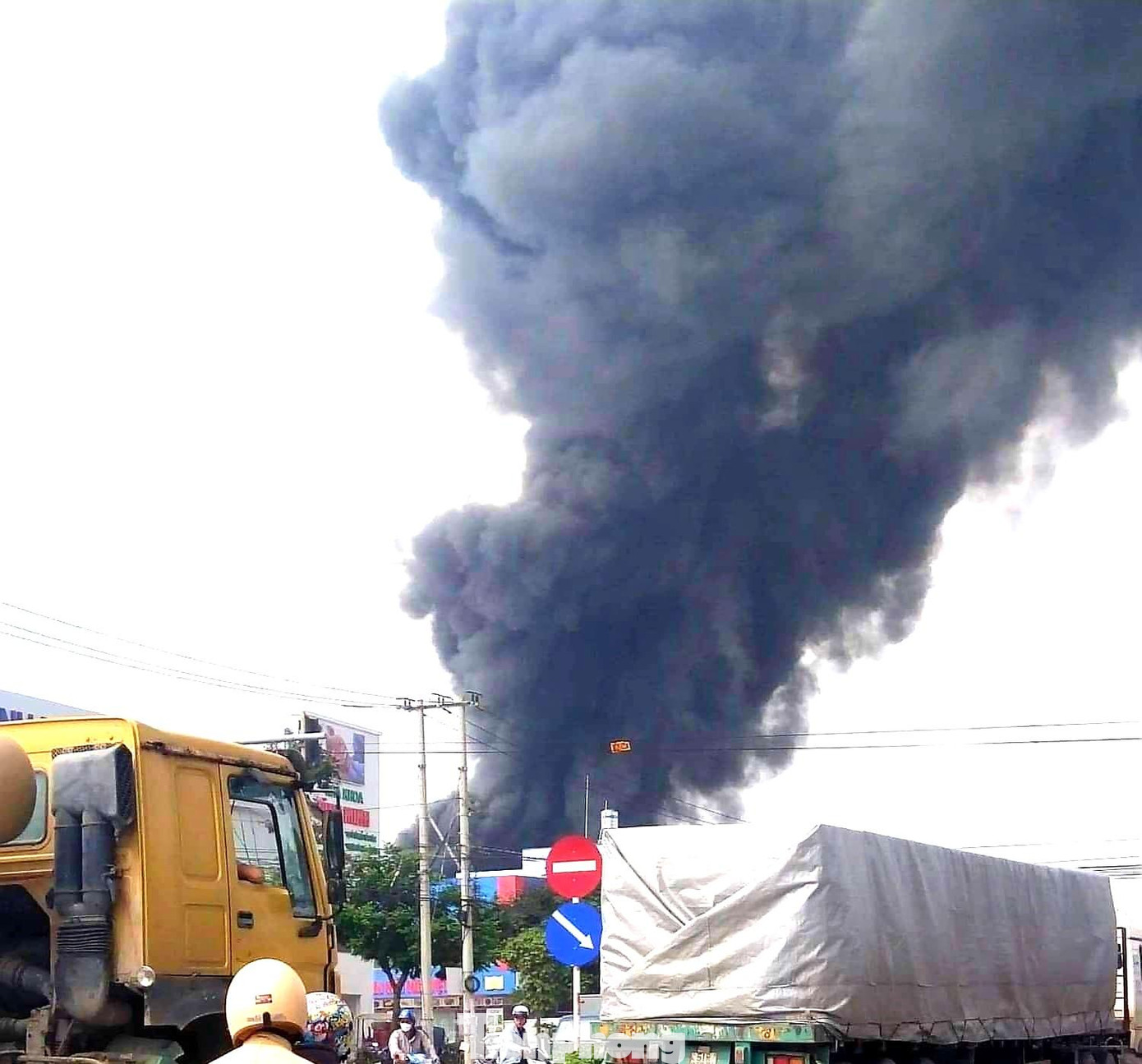 Cột khói cao hàng chục mét, đứng xa hàng chục km vẫn thấy Cột khói cao hàng chục mét, đứng xa hàng chục km vẫn thấy