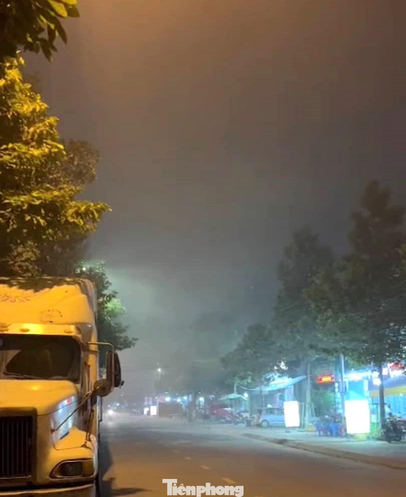 Khói bao trùm khu dân cư cả đêm Khói bao trùm khu dân cư cả đêm