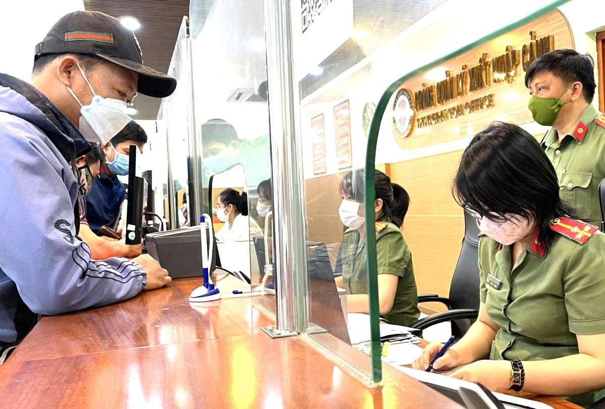 Người dân Bình Dương đi làm hộ chiếu mẫu mới Người dân Bình Dương đi làm hộ chiếu mẫu mới