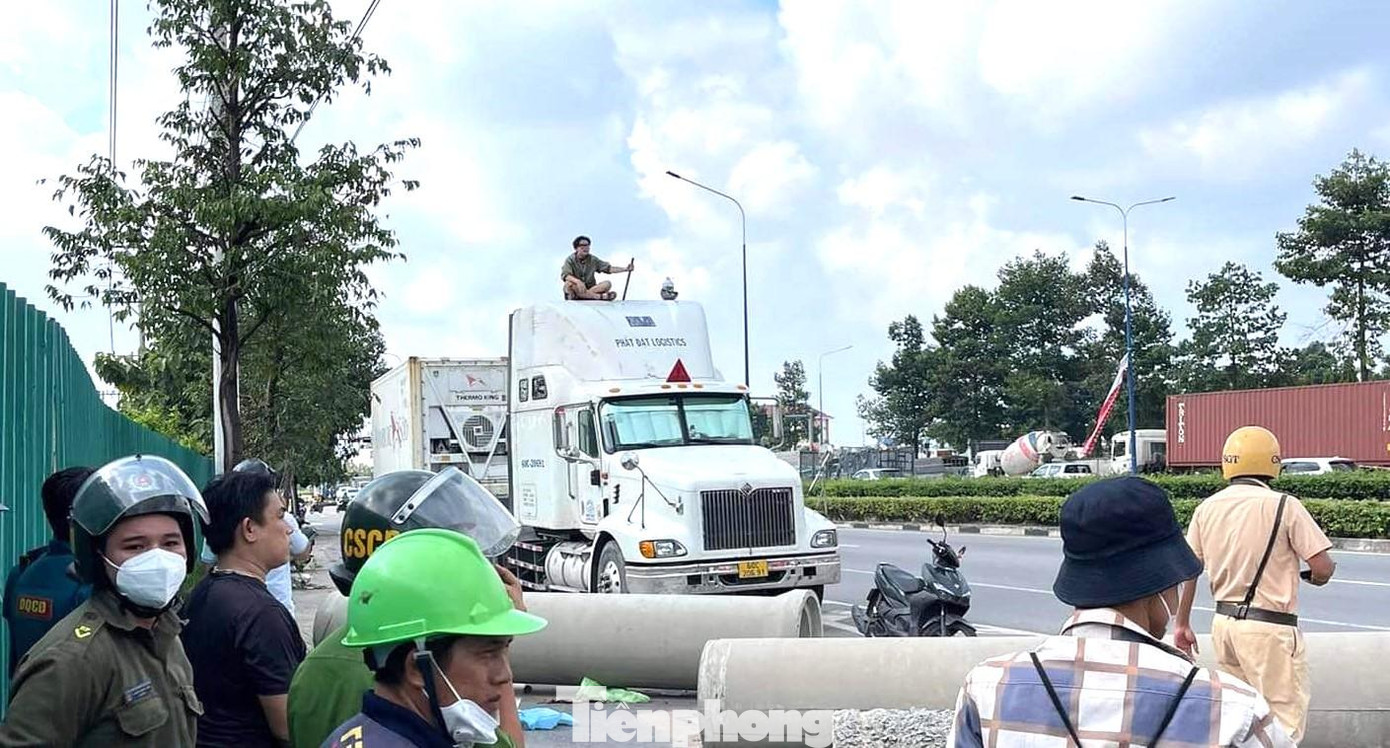 Nam thanh niên ngồi trên nóc xe container