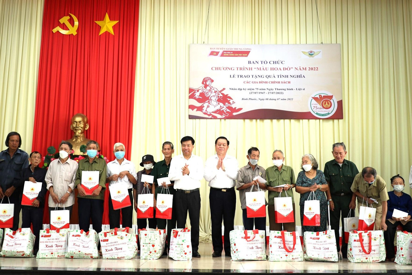 Trưởng ban Tuyên giáo Trung ương và lãnh đạo tỉnh Bình Phước tặng quà cho gia đình chính sách Trưởng ban Tuyên giáo Trung ương và lãnh đạo tỉnh Bình Phước tặng quà cho gia đình chính sách