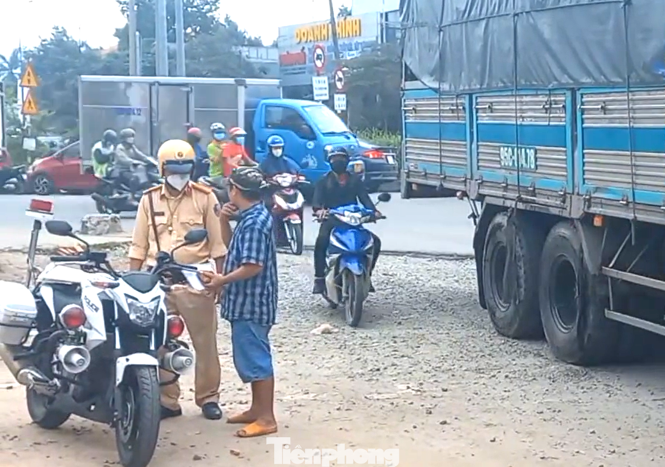 CSGT Công an tỉnh Bình Dương xử lý các trường hợp vị phạm giao thông