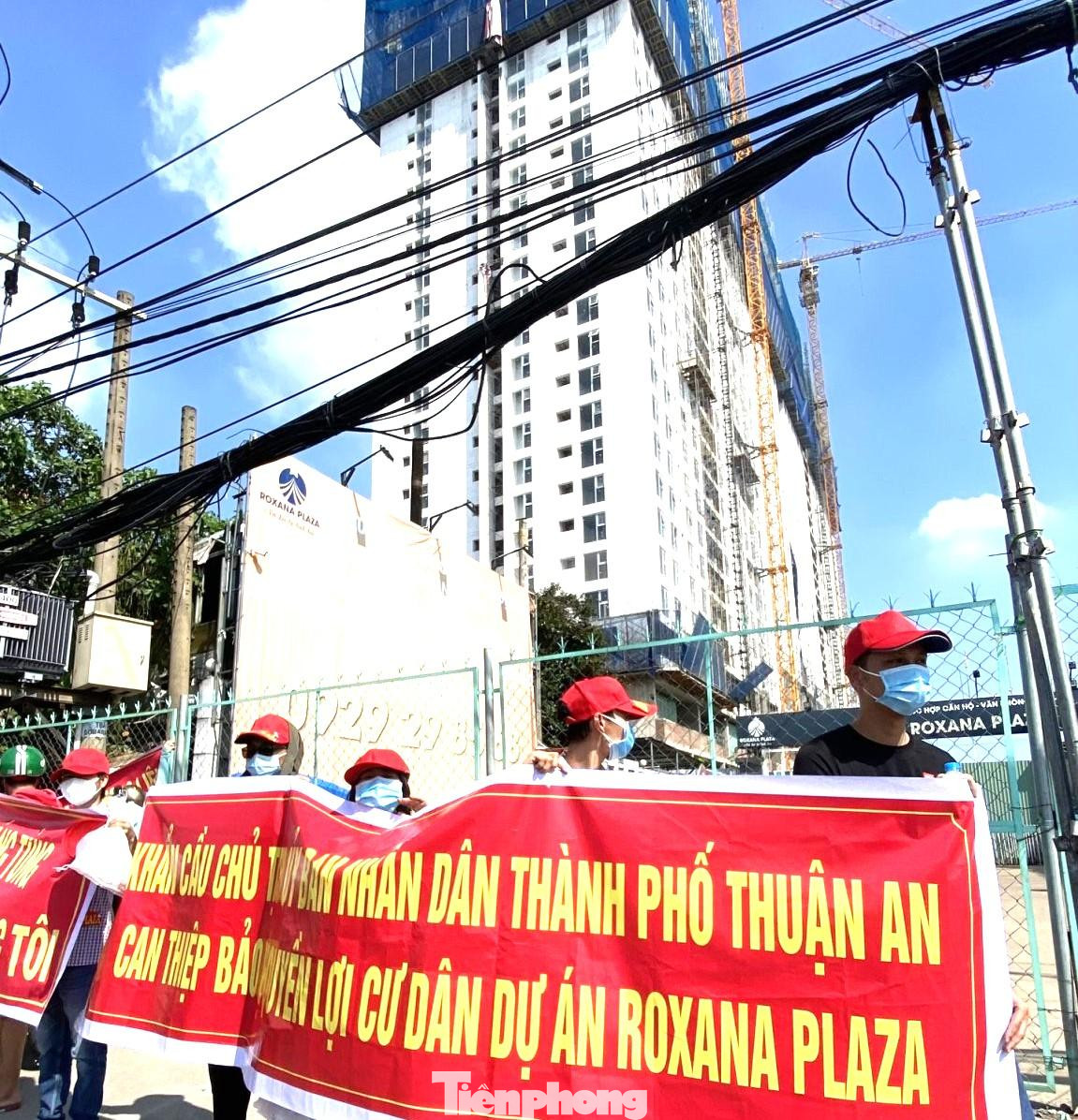 Khách hàng treo băng rôn tố cáo chủ đầu tư tại dự án Khu nhà ở thương mại - dịch vụ Contentment Plaza